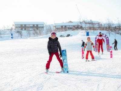 Slik lærer du barna dine å stå på ski!