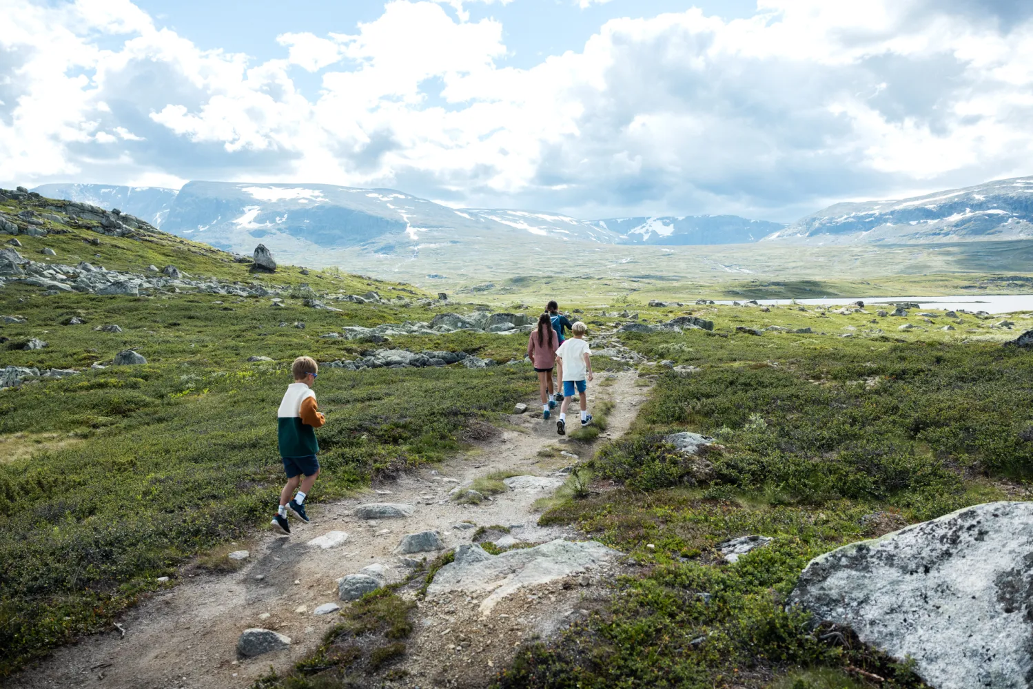 Familie går på tur inn til Tuva