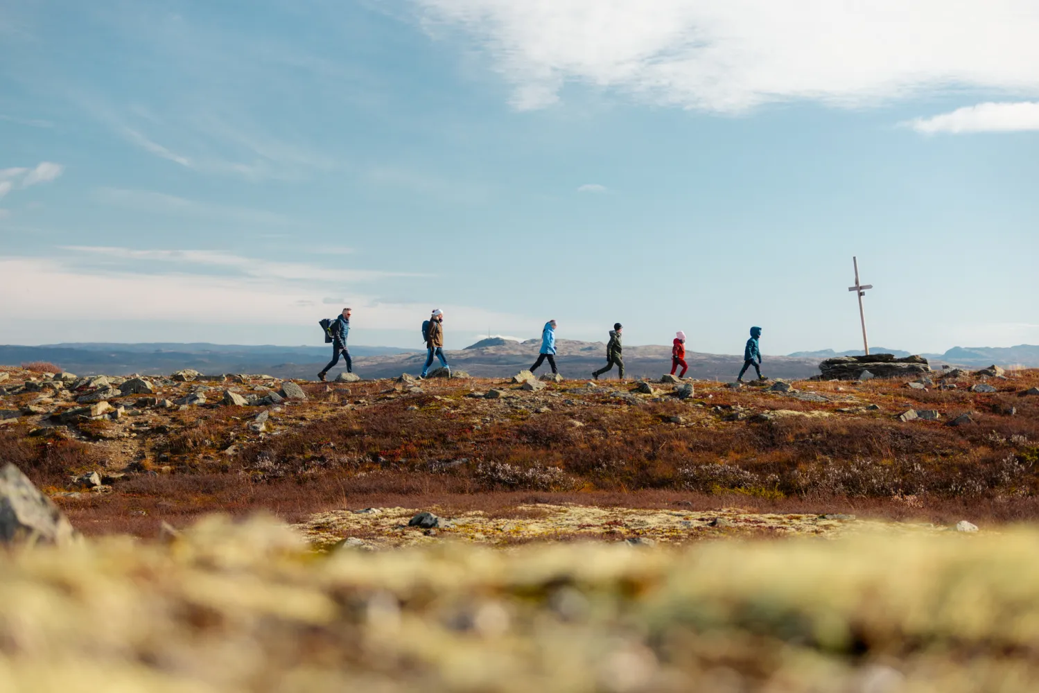 Familie på fjelltur nær Odnakk i høstfarger
