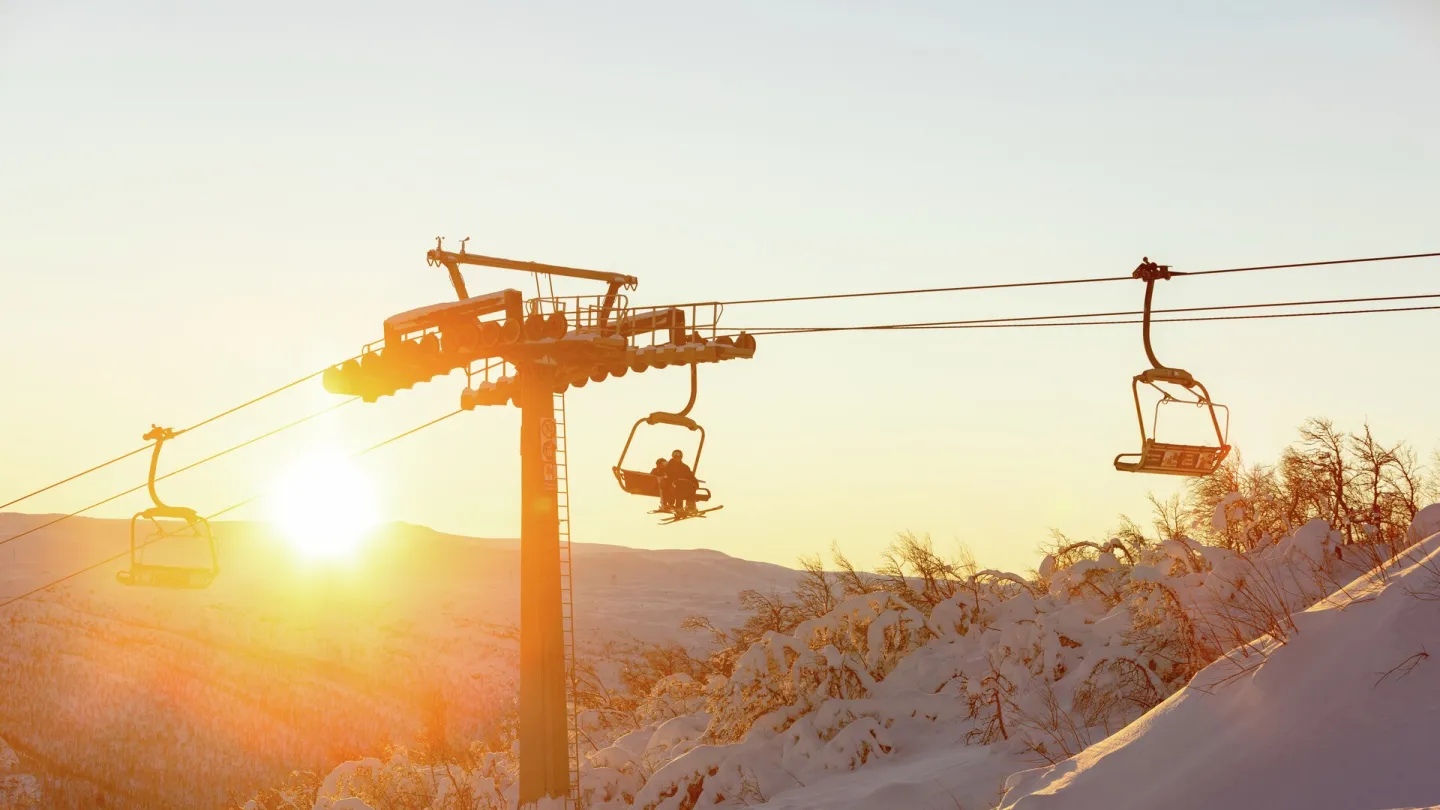 Vinter på Geilo, skiheis i soloppgang