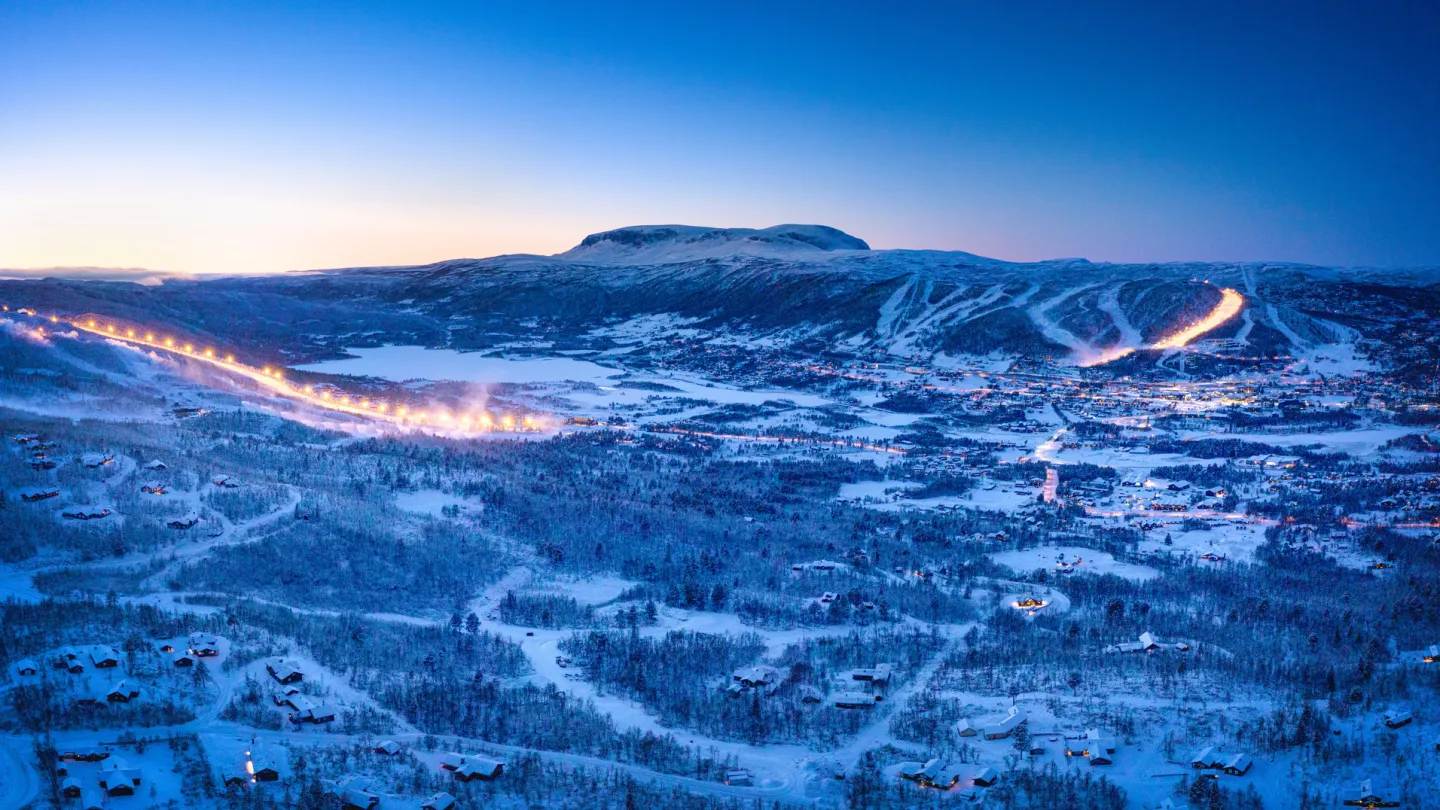 Drone over Geilo i skumring