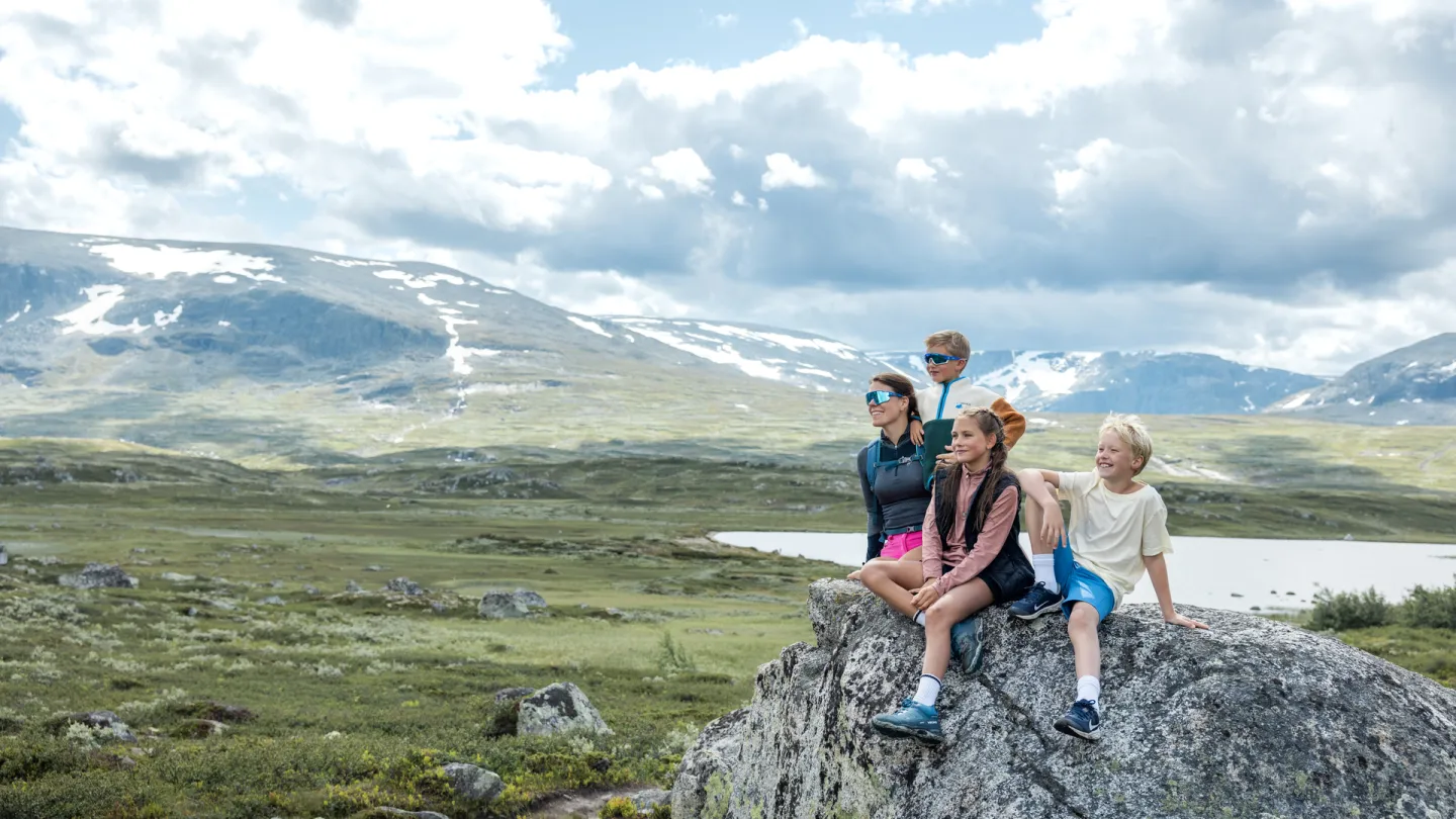 Familie på tur inn til Tuva Turisthytte