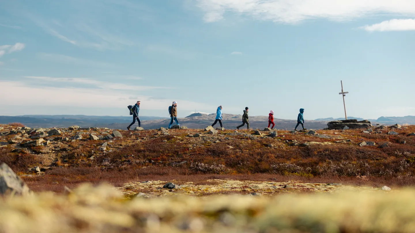 Familie på fjelltur nær Odnakk i høstfarger