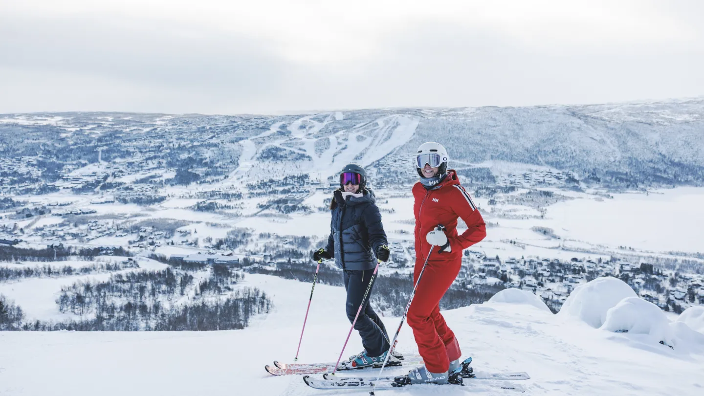 To jenter på ski på Geilo med Vestlia i bakgrunnen