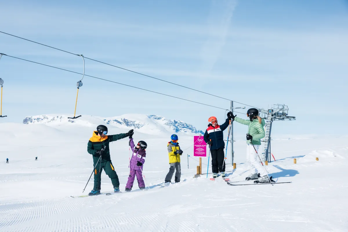 Barn på ski, i fjellheisen på Geilo