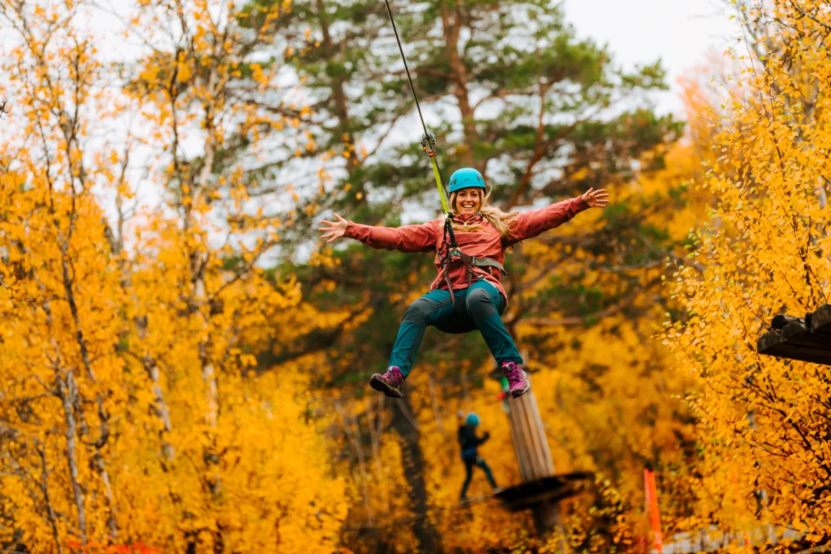 Høst i SkiGeilo Aktivitetspark - zipline i klatrepark