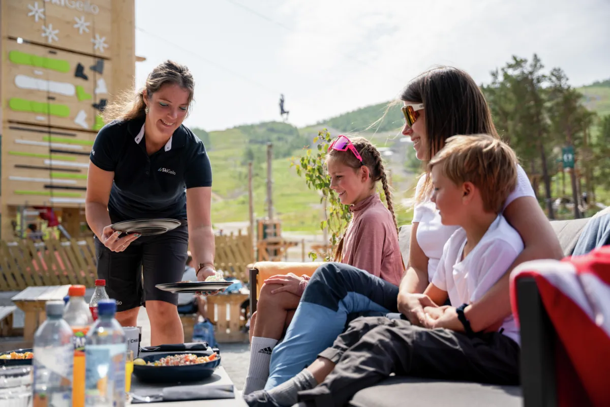 Mat og drikke i sommerparken på Geilo