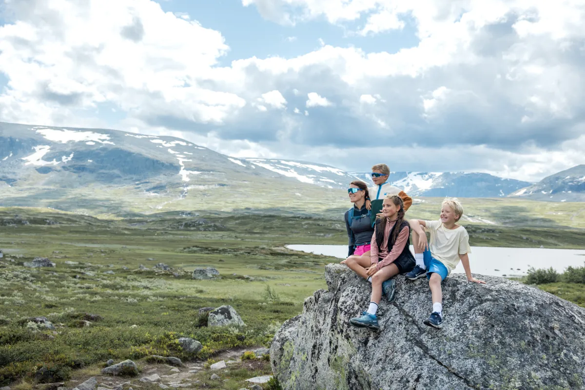 Familie på tur inn til Tuva Turisthytte