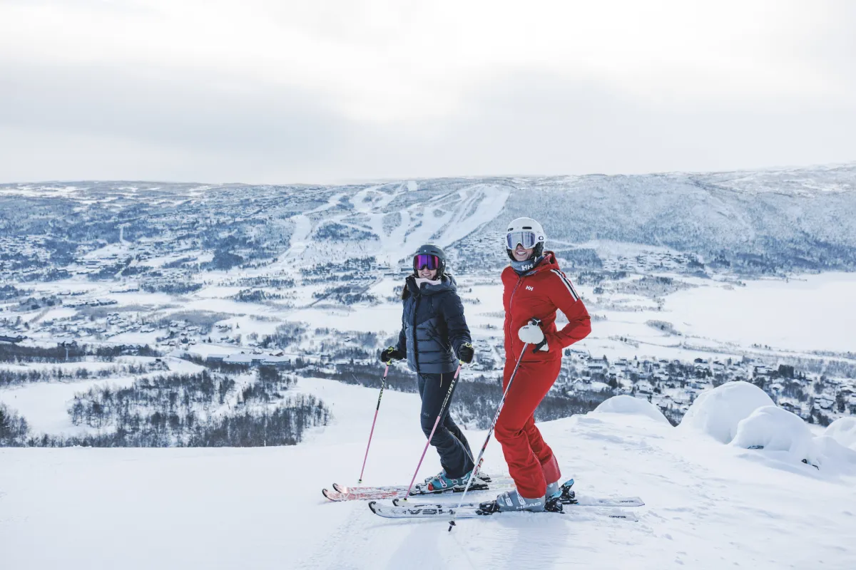 To jenter på ski på Geilo med Vestlia i bakgrunnen